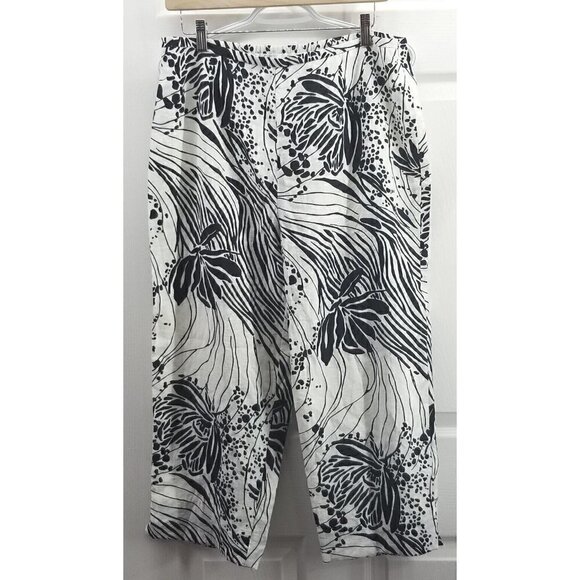 City Girl Pants - City Girl Nancy Bolen Women's Capri Pants Size: 12 Black/White Floral Vintage